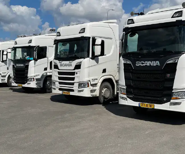 3 משאיות של חברת SCANIA מוכנות לצאת לפינוי פסולת תעשייתית 3 משאיות של חברת SCANIA מוכנות לצאת לפינוי פסולת תעשייתית