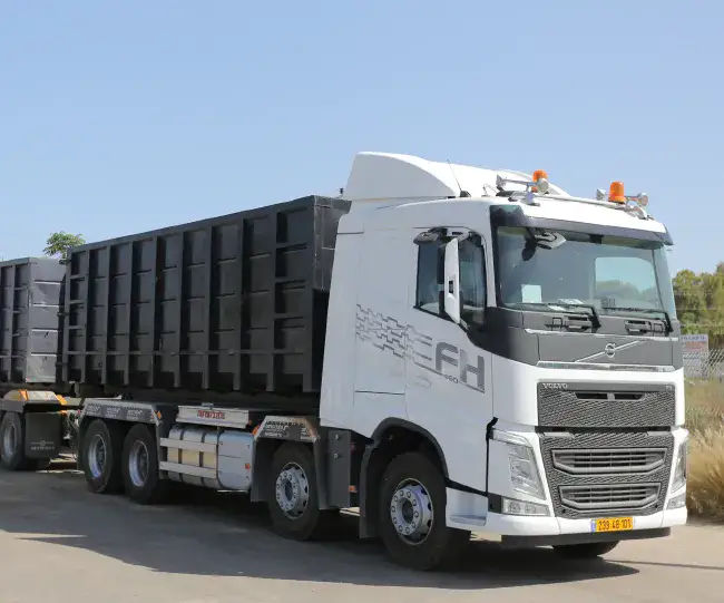 משאית עם מכולה נוסעת לפינוי פסולת תעשייתית משאית עם מכולה נוסעת לפינוי פסולת תעשייתית
