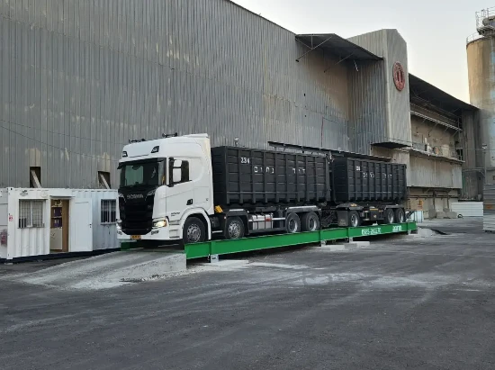 משאית של חברת דוד נחום ביציאה ממפעם עם נגרר כפול מפנה פסולת רטובה