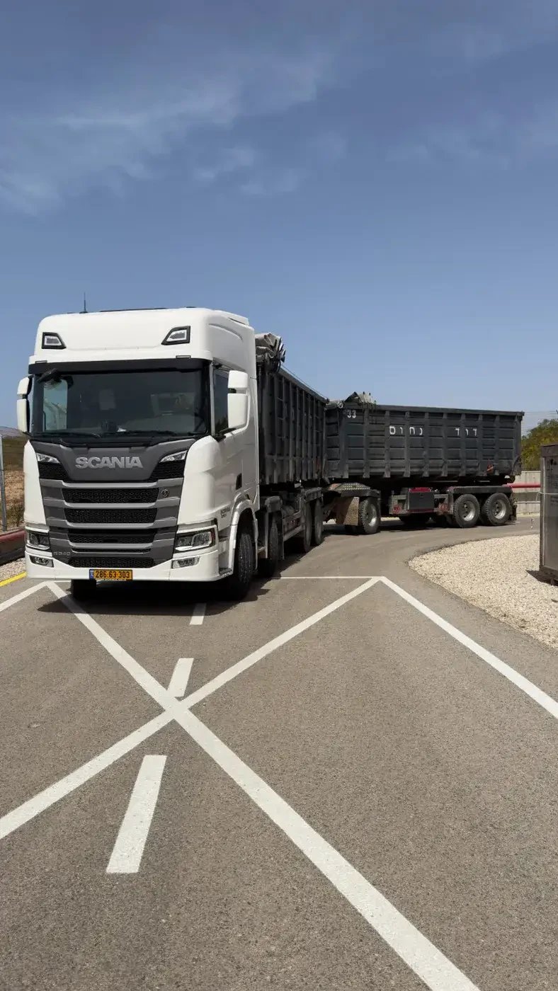 פינוי פסולת תעשייתית פינוי פסולת תעשייתית - משאית עם נגרר כפול