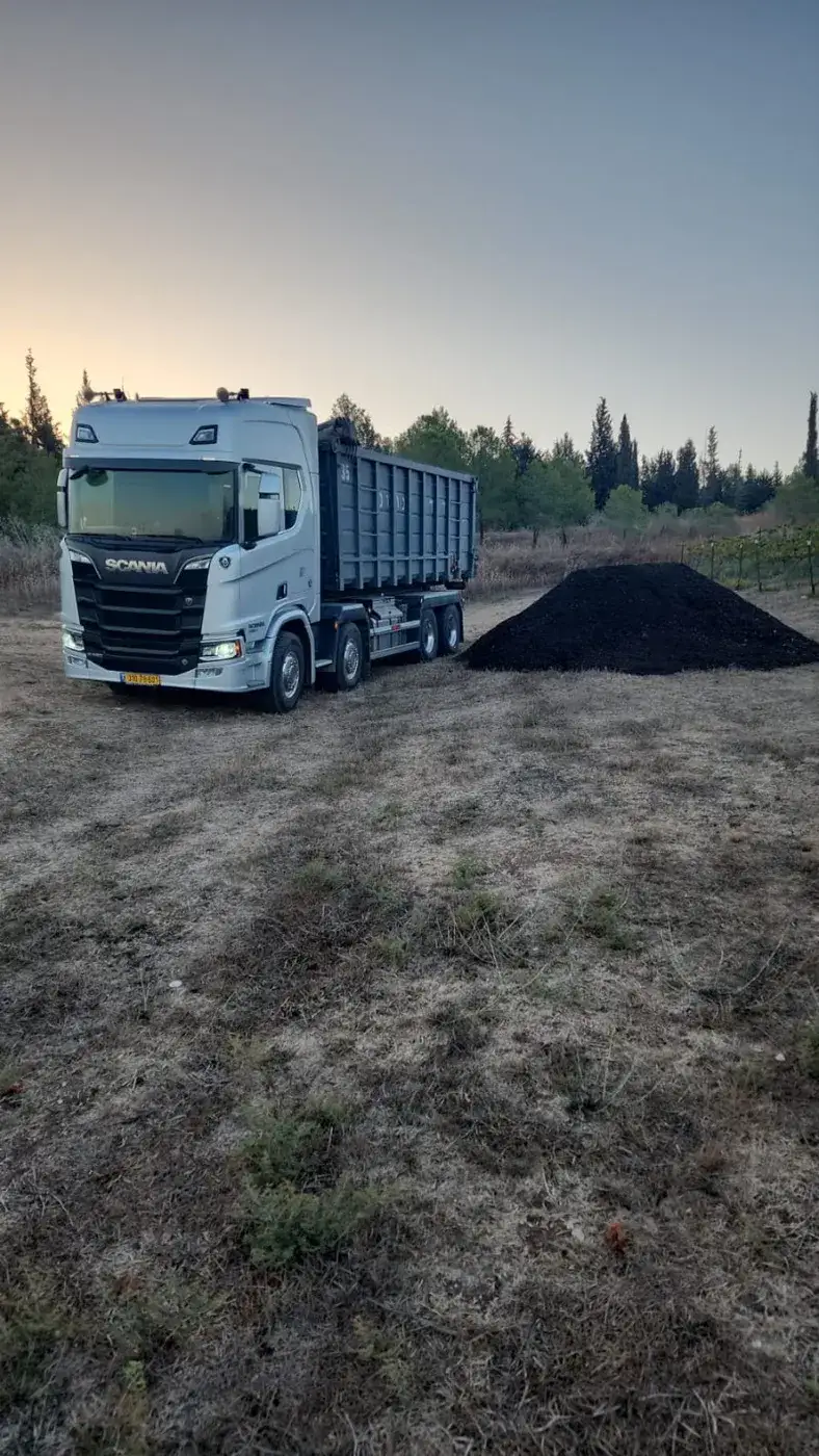 משאית של דוד נחום מפנה פסולת אורגנית משאית של דוד נחום מפנה פסולת אורגנית